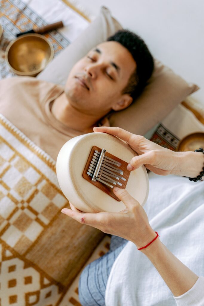 homme dort en écoutant musique zen